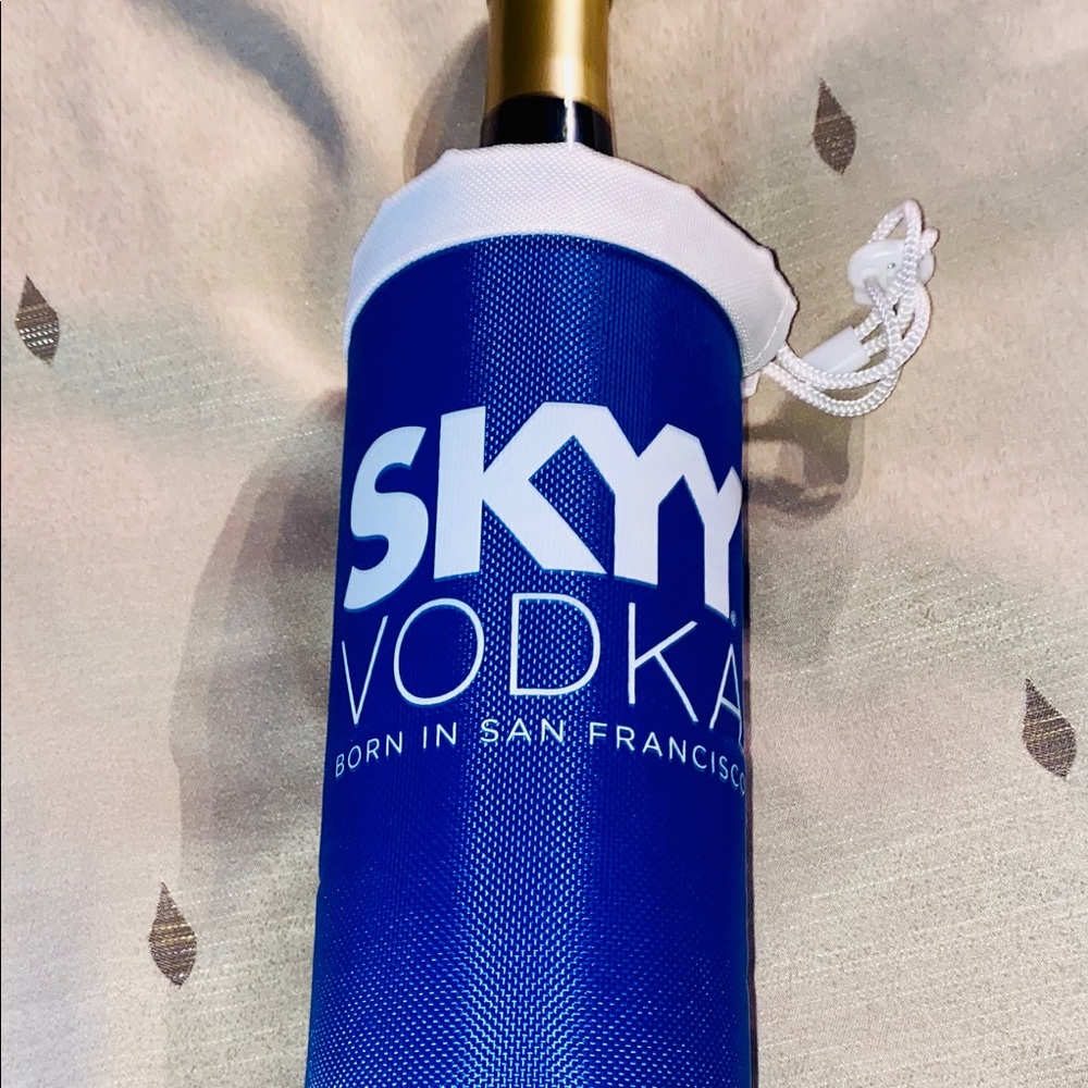Collectors Edition SKYY Vodka Chiller Case!!💙😍🏝